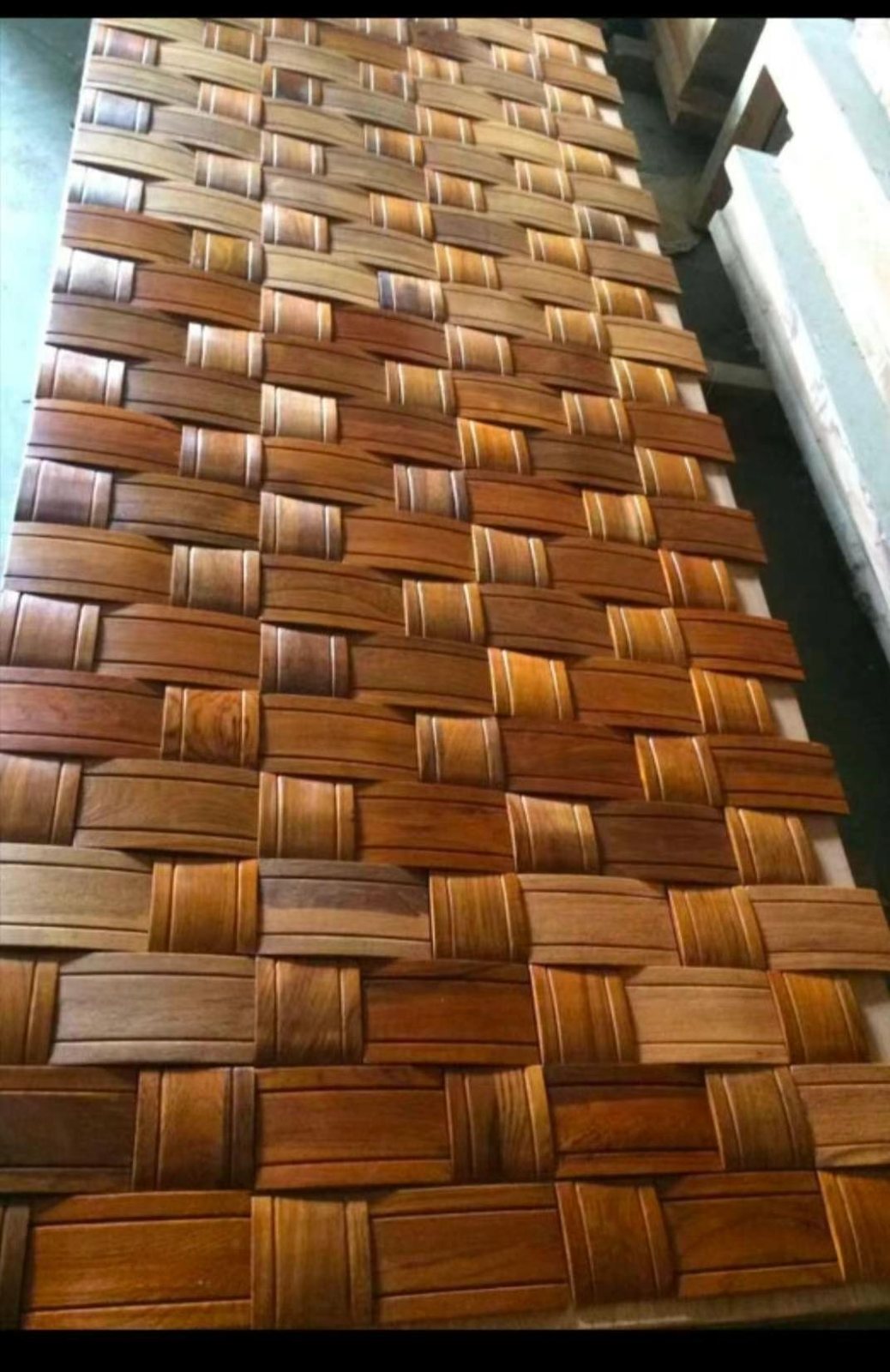 手工打磨的柚木边缘透出天然油脂光泽